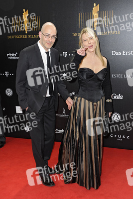 Torsten Neumann, Deborah Kara Unger