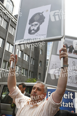 Wahlhelfer mit Mohamed Karikatur
