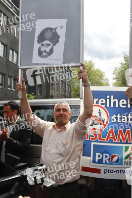 Wahlhelfer mit Mohamed Karikatur