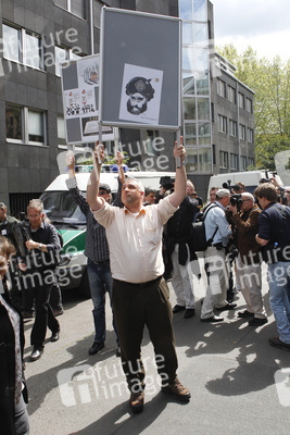 Wahlhelfer mit Mohamed Karikatur