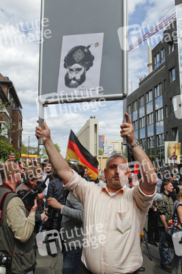 Wahlhelfer mit Mohamed Karikatur