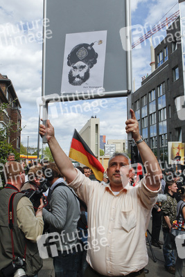 Wahlhelfer mit Mohamed Karikatur