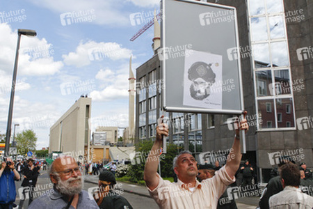 Wahlhelfer mit Mohamed Karikatur