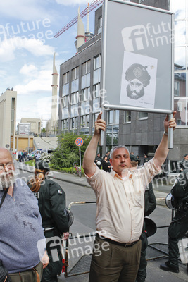 Wahlhelfer mit Mohamed Karikatur