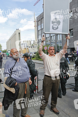 Wahlhelfer mit Mohamed Karikatur