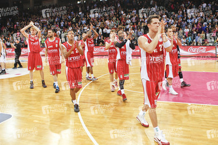 Philliop Neumann, Predrag Suput, Brian Roberts, Anton Gavel, Julius Jenkins, Casey Jacobsen und Brose Baskets Spieler
