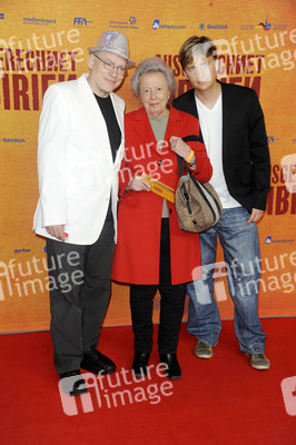 Rosa von Praunheim mit Freund Oliver Sechting und Helene Schwarz