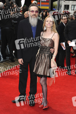 Larry Charles mit Begleitung