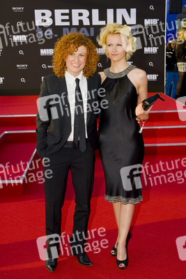 Lucy Diakovska mit Begleitung