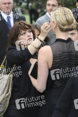 Charlize Theron mit Assistentin