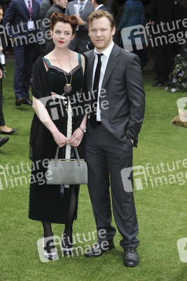 Brian Gleeson mit Begleitung