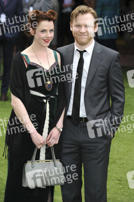 Brian Gleeson mit Begleitung