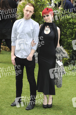 Sam Spruell mit Begleitung