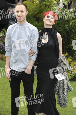 Sam Spruell mit Begleitung