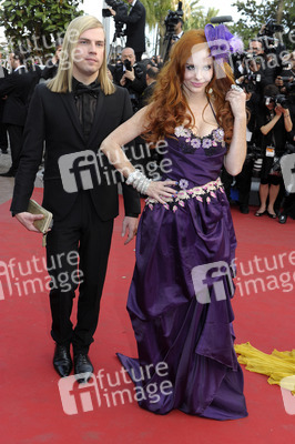 Phoebe Price mit Begleitung