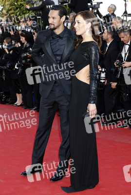 Dolores Chaplin mit Begleitung