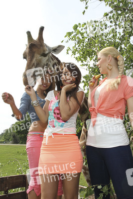 Ronja Hilbig, Gabriella 'Gabby' De Almeida Rinne, Leonore 'Leo' Bartsch (Queensberry)