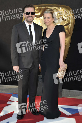 Ricky Gervais mit Begleitung