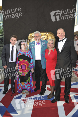 Rolf Harris mit Begleitung