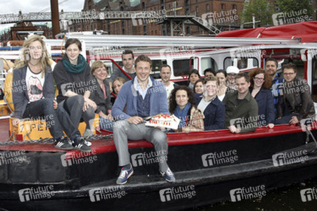 Alexander Bommes mit NachwuchsSchauspielern