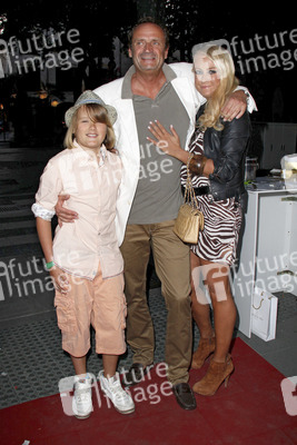 Jenny Elvers-Elbertzhagen mit Ehemann Goetz Elbertzhagen und Sohn Paul