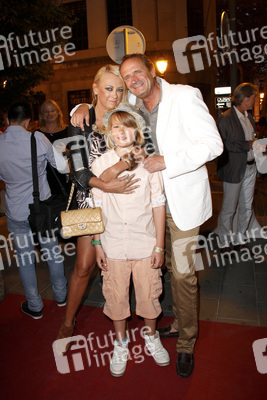 Jenny Elvers-Elbertzhagen mit Ehemann Goetz Elbertzhagen und Sohn Paul