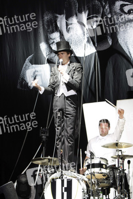 Howlin' Pelle Almqvist, Chris Dangerous (The Hives)