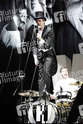 Howlin' Pelle Almqvist, Chris Dangerous (The Hives)