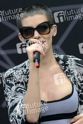 Alina Süggeler (Frida Gold)