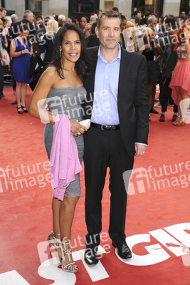 Damian Jones mit Begleitung