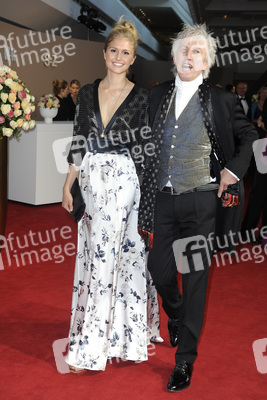 Ted Lino mit Begleitung