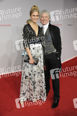 Ted Lino mit Begleitung