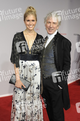 Ted Lino mit Begleitung