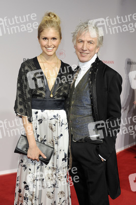 Ted Lino mit Begleitung