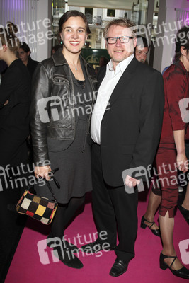 Julia Holmes, Konstantin Graudus