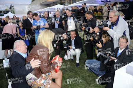 Jenny Elvers-Elbertzhagen, Horst Krause mit Fotografen