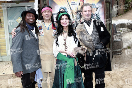 Mola Adebisi, Erol Sander, Timothy Peach,  Dunja Rajter