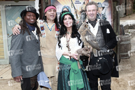 Mola Adebisi, Erol Sander, Timothy Peach,  Dunja Rajter