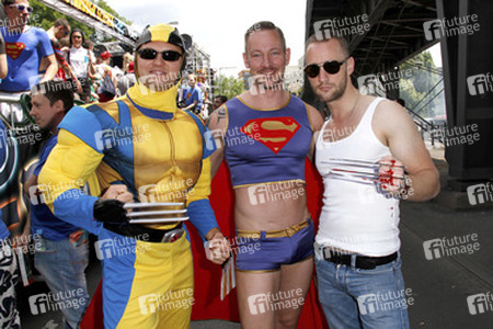 Christopher Street Day Teilnehmer Wolverine und Superman