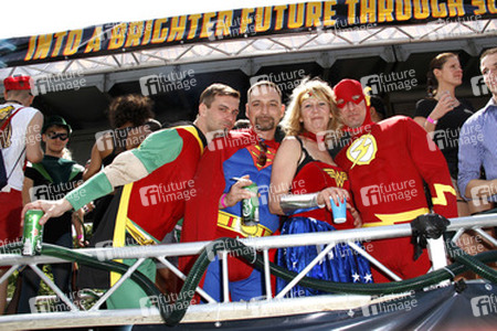 Christopher Street Day Teilnehmer Robin, Superman, Wonder-Woman und Flash