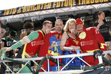 Christopher Street Day Teilnehmer Robin, Superman, Wonder-Woman und Flash