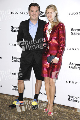 Donna Air mit Begleitung