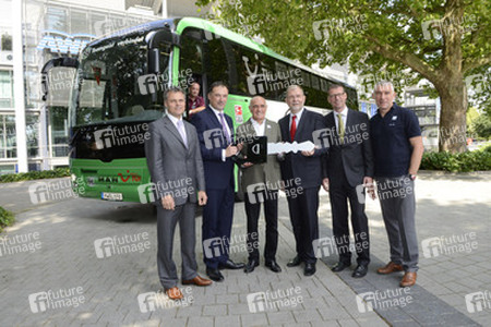 Wolfgang Schreiber (VW Nutzfahrzeuge), Dr. Frank Hiller (Vertrieb MAN), Martin Kind (Präsident Hannover 96), Wilhelm Lindenberg (Uestra Hannover), Gerrit Preckel (Uestra Reisen), Mirko Slomka (Trainer Hannover 96)