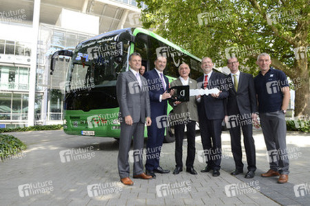 Wolfgang Schreiber (VW Nutzfahrzeuge), Dr. Frank Hiller (Vertrieb MAN), Martin Kind (Präsident Hannover 96), Wilhelm Lindenberg (Uestra Hannover), Gerrit Preckel (Uestra Reisen), Mirko Slomka (Trainer Hannover 96)