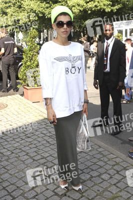 Alina Süggeler (Frida Gold)