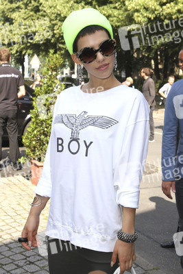 Alina Süggeler (Frida Gold)