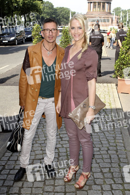 Judith Rakers mit Begleitung