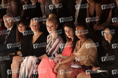 Franziska Knuppe, Julia Malik, Dennenesch Zoudé und promienente Gäste