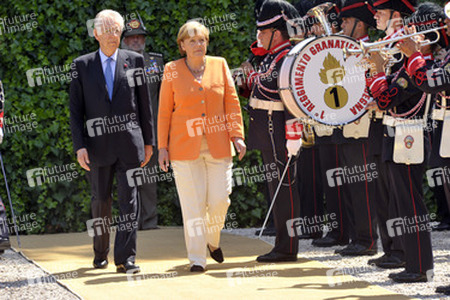 Mario Monti, Angela Merkel