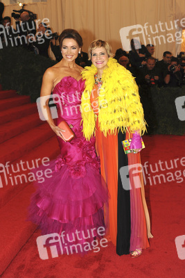 Lisa Robertson, Lori Goldstein